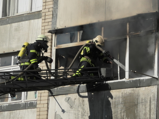 В Калининграде пожарные тушили балкон