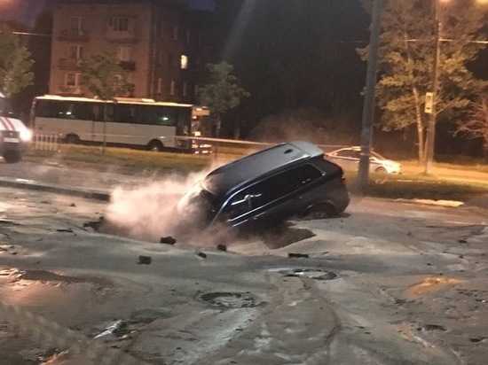 Автомобиль провалился в яму с кипятком в Рыбацком