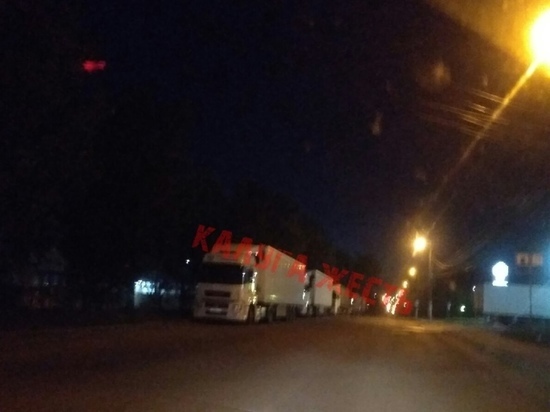В Калуге пытаются убрать заполонившие Грабцевское шоссе фуры