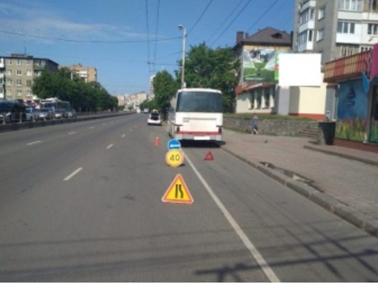 В Калининграде 12-летняя девочка выпала из автобуса