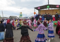 Сельхозтоваропроизводители, творческие коллективы, ремесленники и казаки со всей Курганской области 18 мая приехали в рабочий поселок Лебяжье