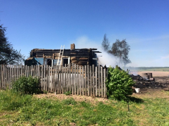 В Смоленском районе огонь уничтожил сарай, веранду и кровлю дома