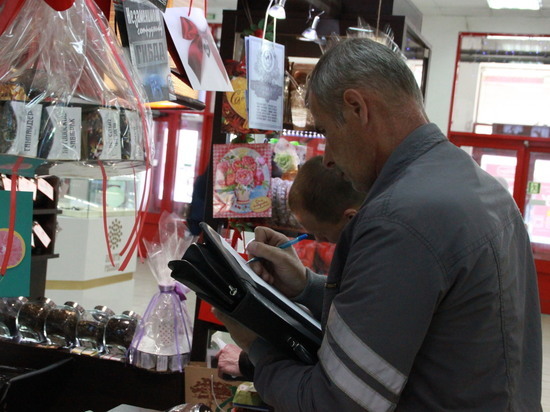 Налоговики проверяют кассовую технику в торговых центрах Кирова