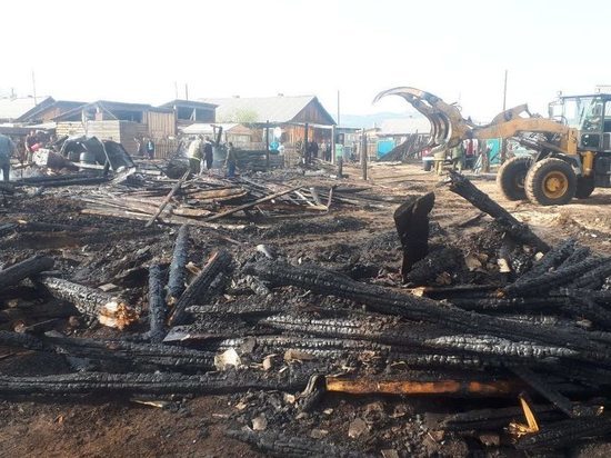 В Бурятии у четверых соседей сгорели постройки и автомобиль