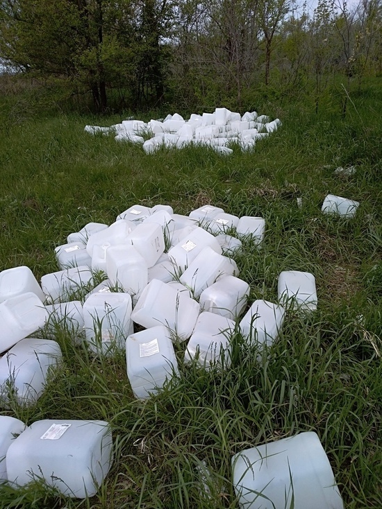 Пластиковый клад: под Бузулуком найдена куча бесхозных канистр