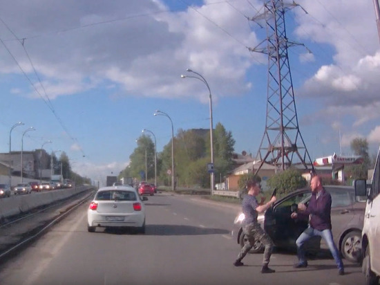 Двое водителей устроили ожесточённую схватку посреди дороги в Кемерове