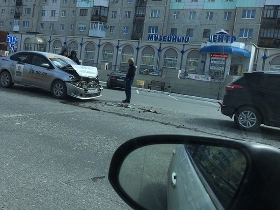 Автомобиль такси попал в ДТП в Ноябрьске