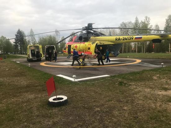 Мужчину и женщину с тяжелым заболеванием доставили на вертолёте в больницу Петрозаводска