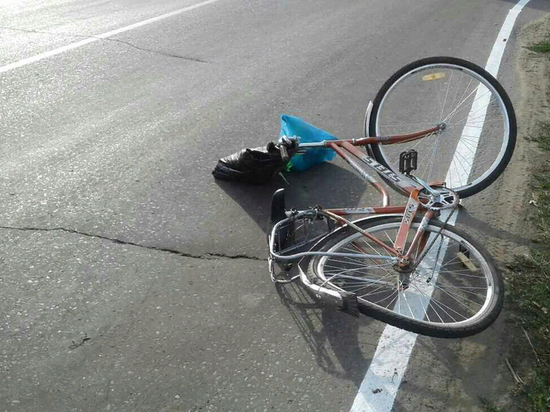 Неконтролируемый прицеп тягача сбил велосипедистку в Тверской области
