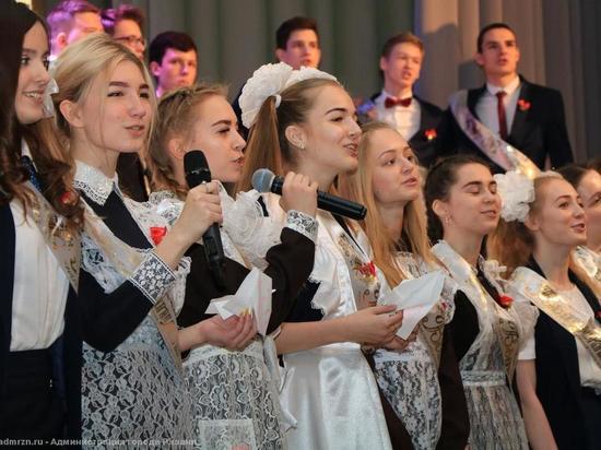 Сергей Карабасов поздравил первых выпускников рязанской школы № 75