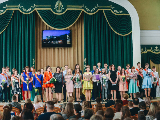 Глава Смоленщины поздравил выпускников Центра образования и развития