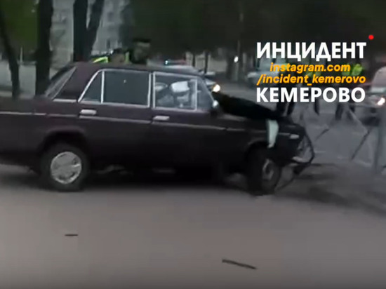 В Кемерове водитель отечественного автомобиля жёстко протаранил металлическое ограждение