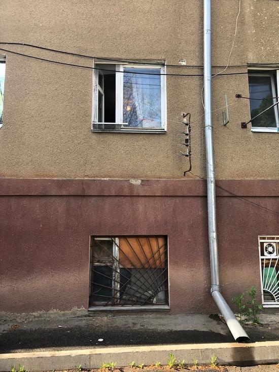 В Ставрополе грудничок выпал из окна на первом этаже и остался жив