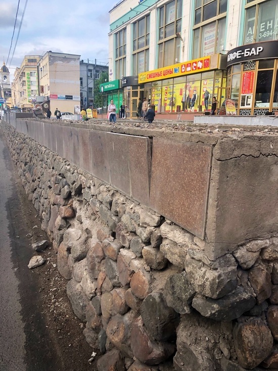 Каменная кладка "Детского мира" рушится и угрожает автомобилям в Твери