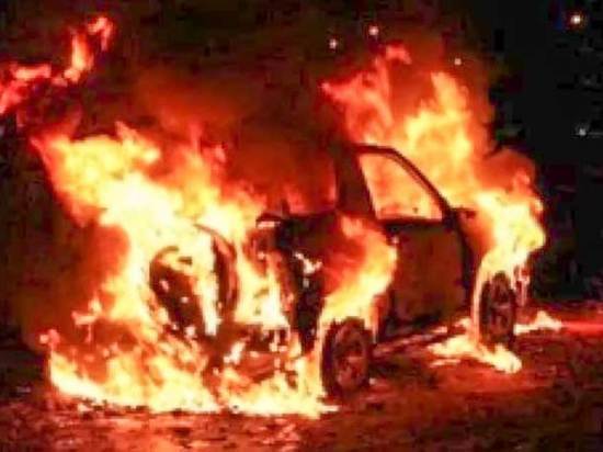 Четыре машины сгорели  на автостоянке в калмыцкой столице