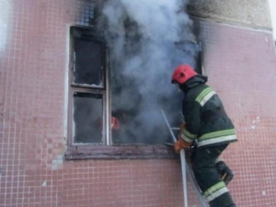 Пожарные спасли ребенка из горящего дома в Надыме