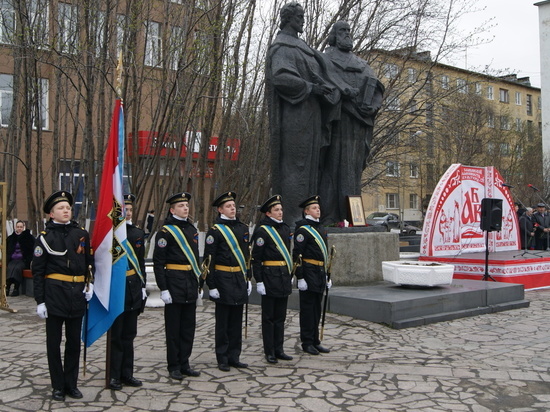 День славянской письменности и культуры отметили в Мурманске шествием