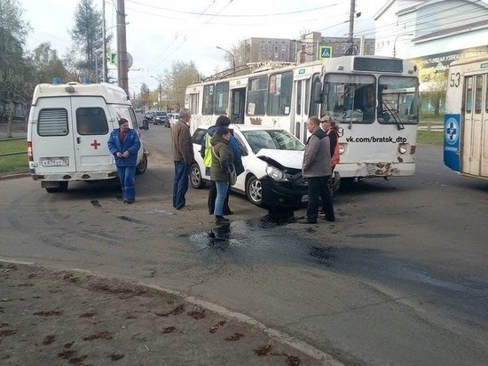 В Братске в ДТП с троллейбусом пострадала пассажирка