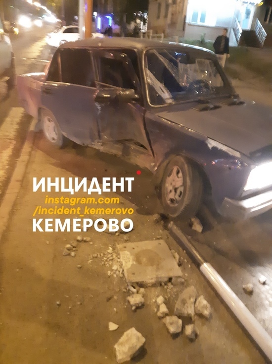 В Кемерове ВАЗ снёс столб после столкновения с другим автомобилем