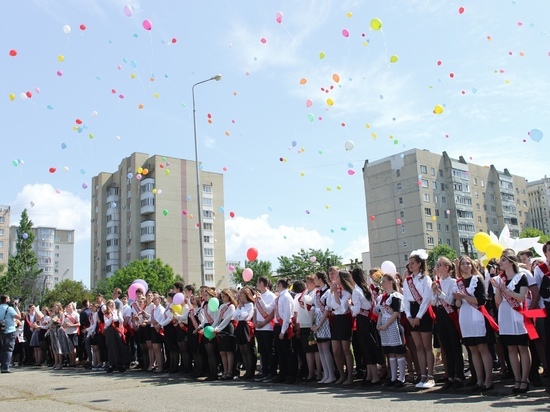 Выпускники вальсировали на последнем звонке в самой большой школе Ставрополя