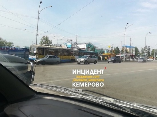 Возле вокзала в Кемерове столкнулись два трамвая