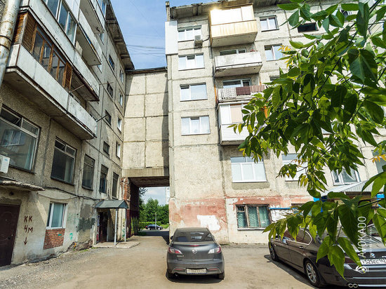 Кузбассовец выпал из окна многоэтажки и остался жив