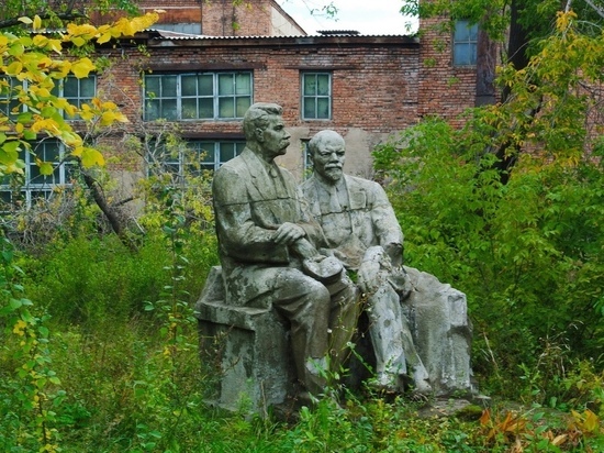 В Абакане перевезли старый памятник времен СССР
