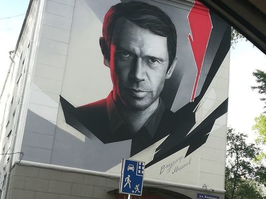Портрет известного российского актера нарисовали на доме в Новокузнецке