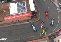 По итогам Гран-при Монако снова на подиуме были пилоты "Мерседеса" Льюис Хэмилтон и Валттери Боттас, а с ними – лидер "Феррари" Себастиан Феттель. Но при этом сама гонка оказалась совершенно непредсказуемой. 