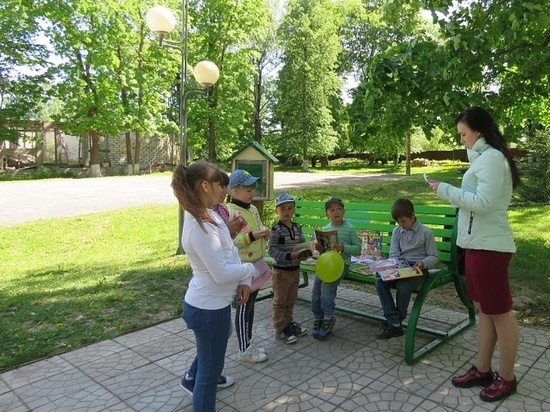 В Лихославле для детей в горсаду открыли "Сказочную полянку"