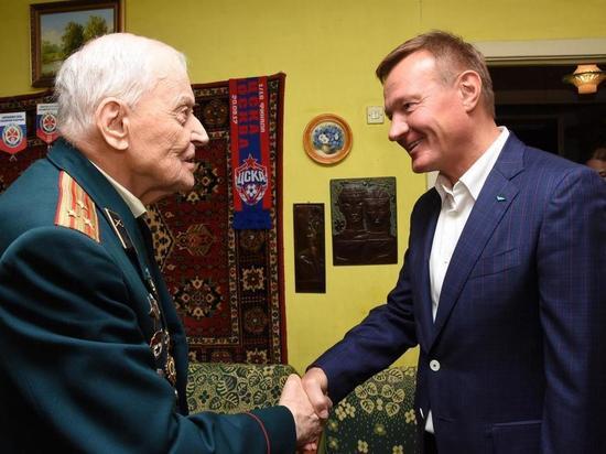 Роман Старовойт наградил ветерана памятным знаком