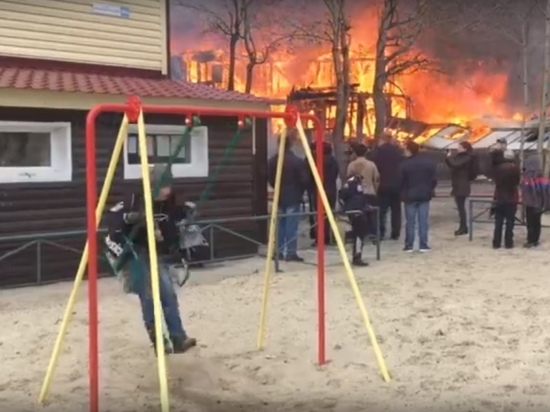 Школьник на качелях на фоне пожара в Ноябрьске стал звездой соцсетей