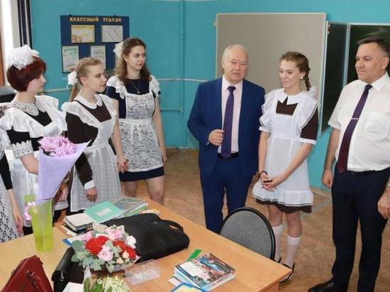 Александр Иванов поздравил выпускников школы №3 Калуги