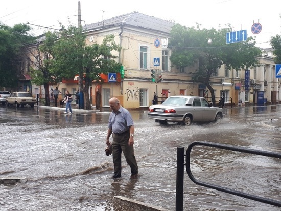Ливень затопил Астрахань за несколько минут: кадры с улиц