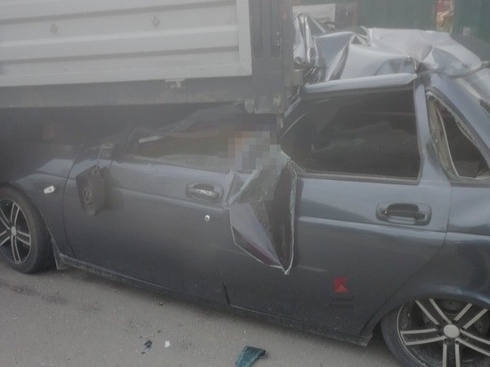 В Краснодаре легковушка залетела под грузовик: погибли двое