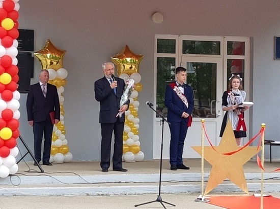Выпускники в Тверской области устроили церемонию награждения учителей