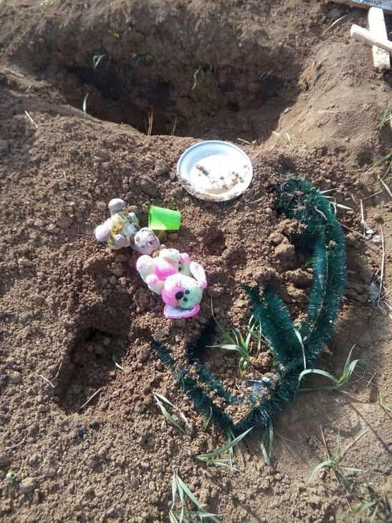 В Новокузнецке неизвестные раскопали могилы детей