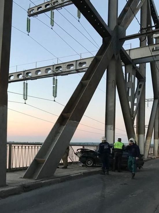 На Императорском мосту в Ульяновске ВАЗ чуть не упал в Волгу