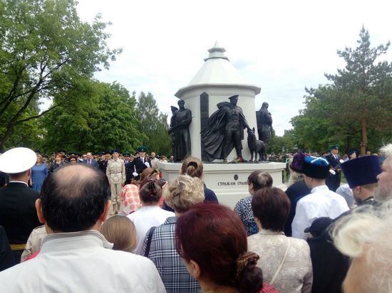 В сквере на Запсковье открыли памятник стражам границы