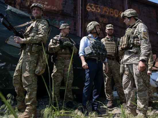 СМИ: Зеленский выдал позиции ВСУ в Донбассе своей голубой рубашкой