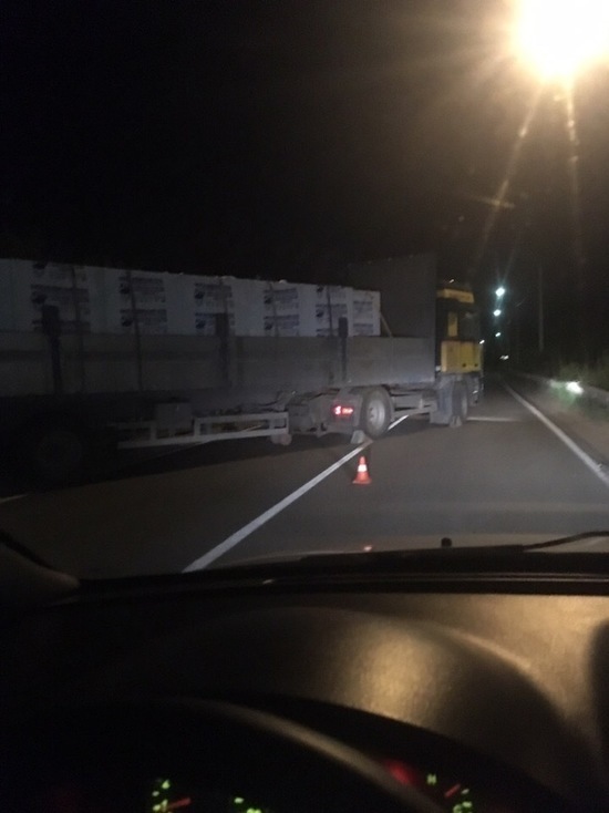 Ночью в Смоленске фура перекрыла дорогу, прицеп висел над оврагом