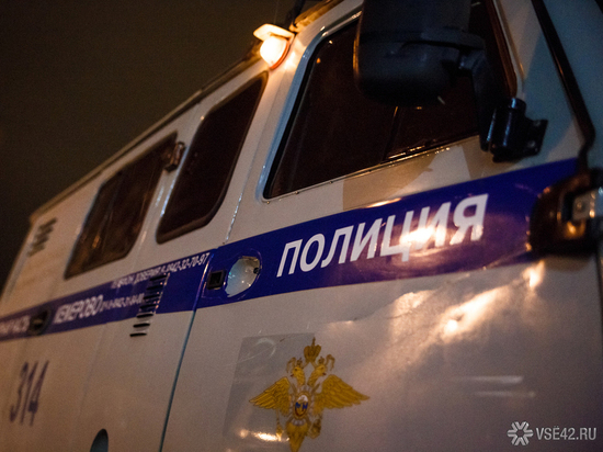 В Новокузнецке пьяные подростки дебоширили во дворе высотки
