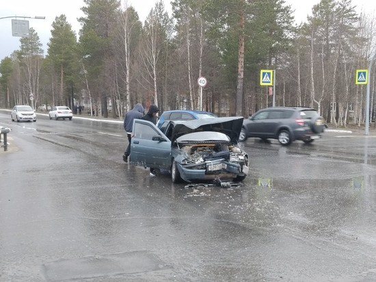 Hyundai и LADA столкнулись в Ноябрьске