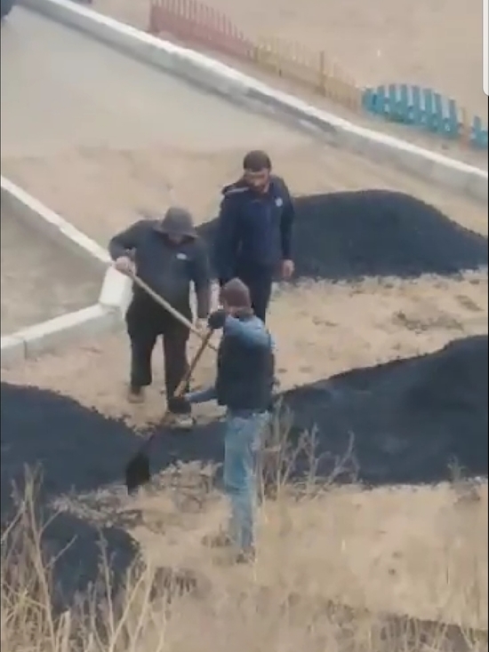 В Улан-Удэ асфальт около детской площадки укладывают прямо на песок