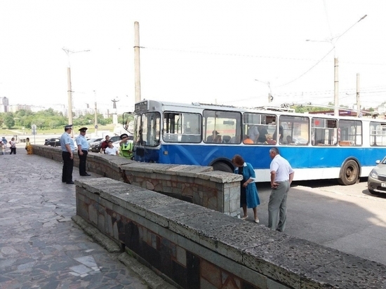 В Чебоксарах неуправляемый троллейбус врезался в бетонное ограждение