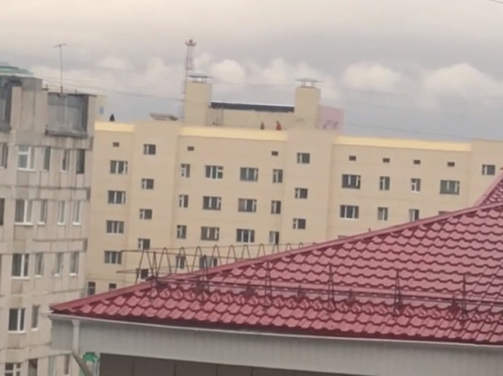 Подростки прогулялись по крыше многоэтажки в Надыме