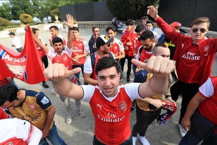 В Баку полиция останавливает фанатов "Арсенала" в футболках Мхитаряна