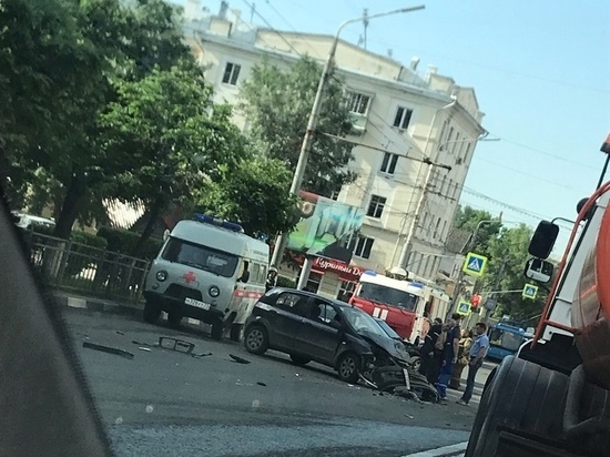 Пробка на Октябрьской в Туле: жестко столкнулись две иномарки