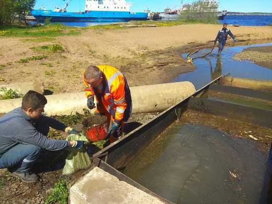 На петрозаводской ливневке переустановили заграждения, чтобы защитить Онего от нефти