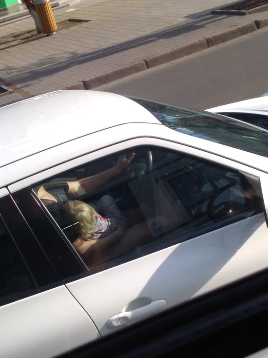 Женщина с ребенком на коленях вела машину в центре Красноярска
